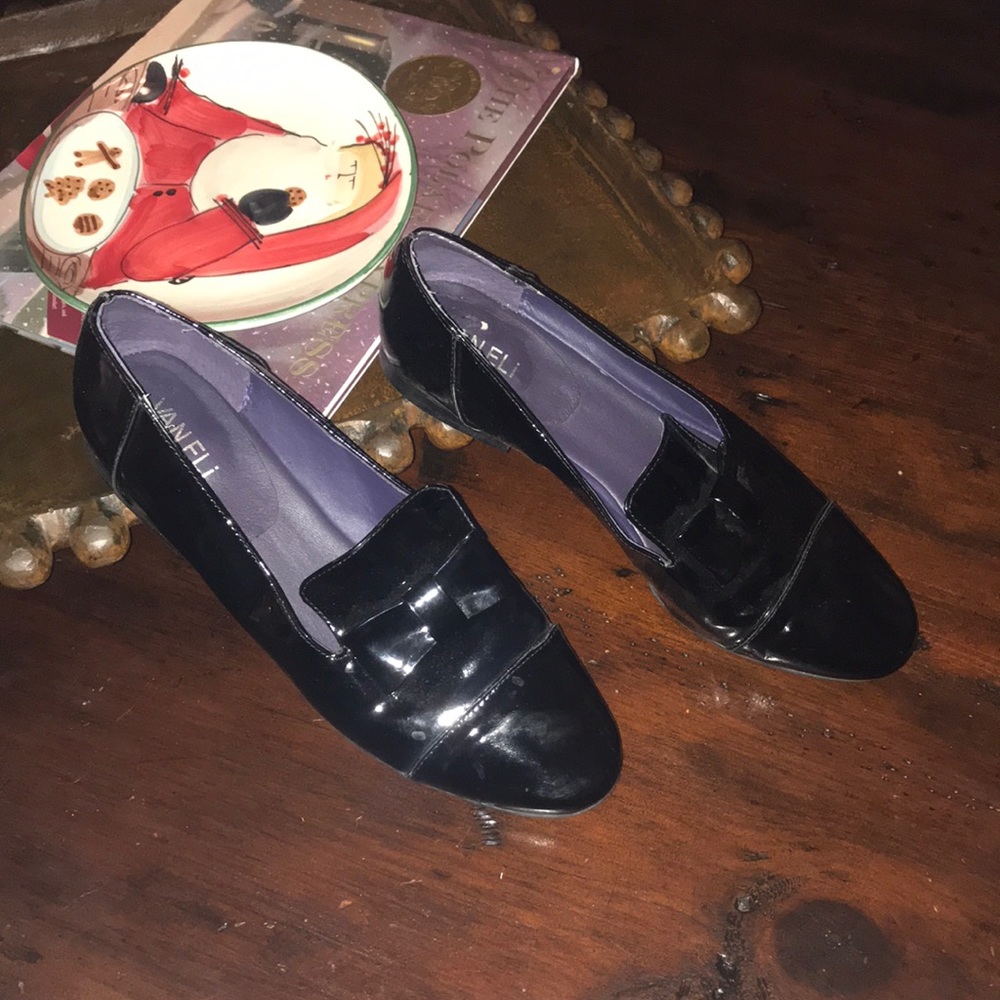 Patent leather flats with bow detail